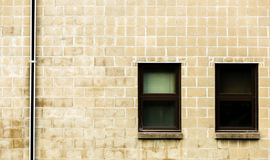 Fassade mit feuchten Verfärbungen