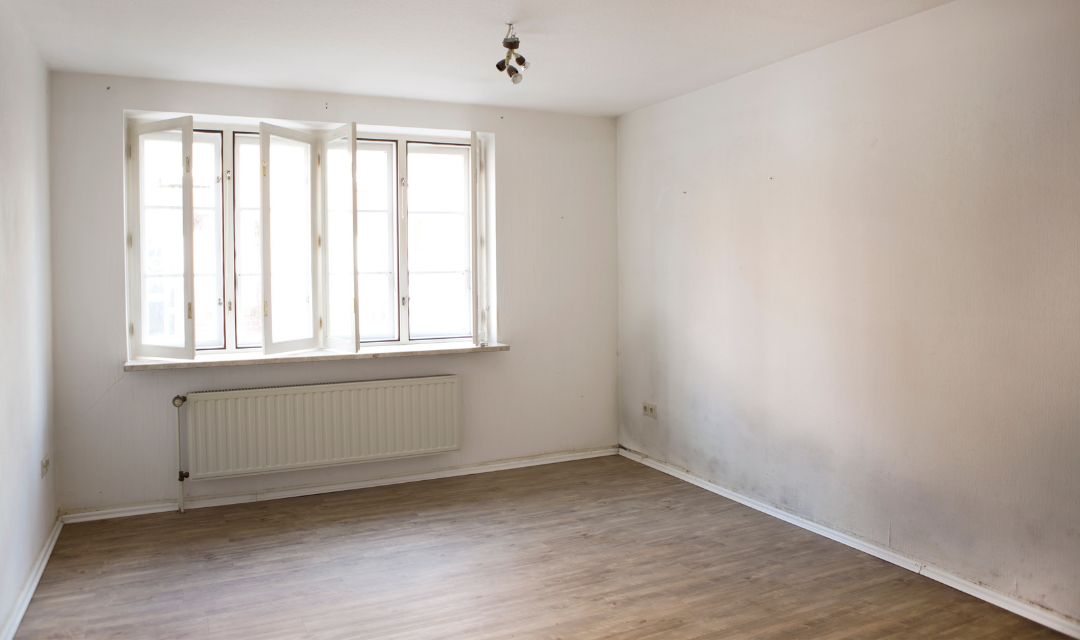 Wohnraum im Erdgeschoss mit Feuchtigkeitsflecken
